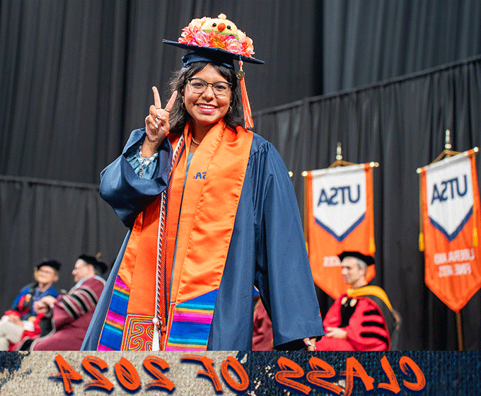 Traditions help pp电子网站 graduates stand out at Commencement